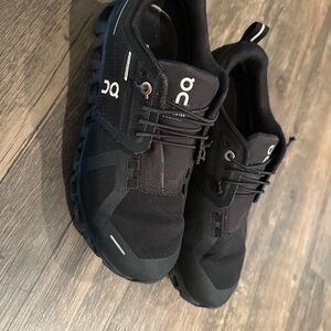 ON cloud waterproof black shoes